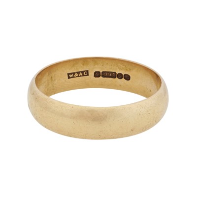 Lot 276 - A band ring