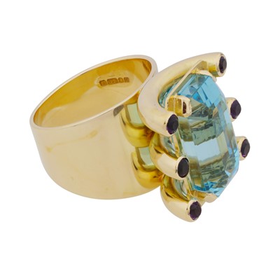 Lot 76 - An aquamarine and amethyst cocktail ring, circa 1983