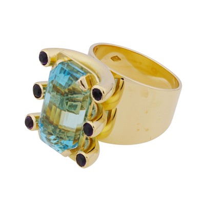 Lot 76 - An aquamarine and amethyst cocktail ring, circa 1983
