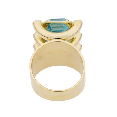 Lot 76 - An aquamarine and amethyst cocktail ring, circa 1983