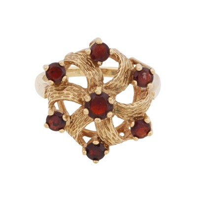 Lot 52 - A garnet ring