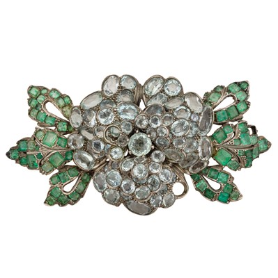Lot 227 - An aquamarine and emerald brooch
