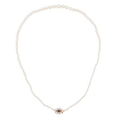 Lot 245 - A pearl necklace