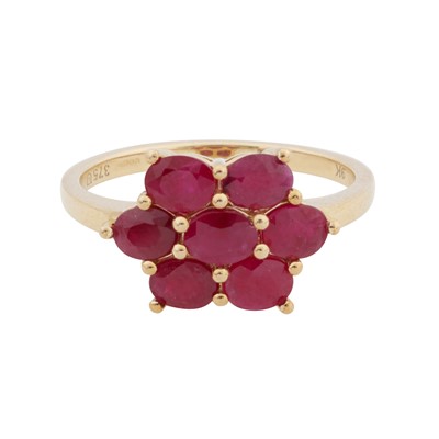 Lot 51 - A ruby cluster ring