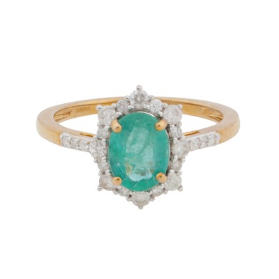 Lot 179 - An emerald and diamond ring