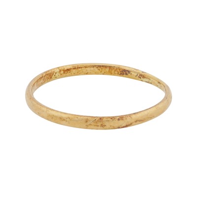Lot 272 - A band ring
