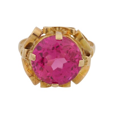 Lot 57 - A synthetic ruby single stone ring