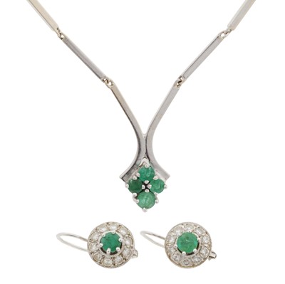 Lot 195 - An emerald and diamond necklace and earrings