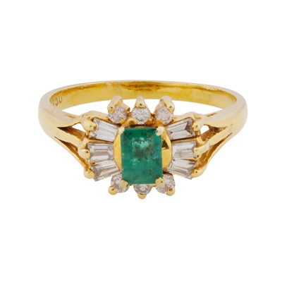 Lot 98 - An emerald and diamond ring