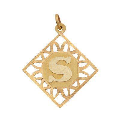 Lot 326 - A monogrammed S pendant