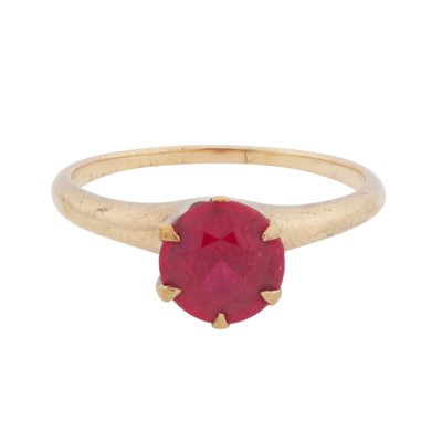 Lot 44 - A synthetic ruby single stone ring