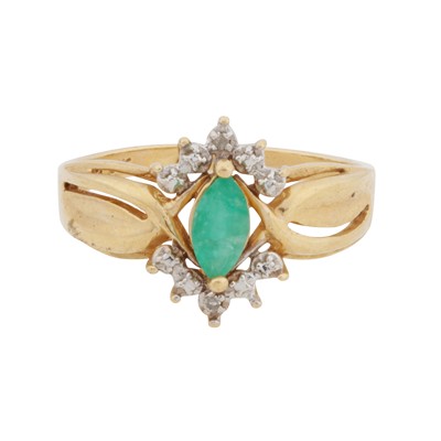 Lot 186 - A emerald and diamond ring