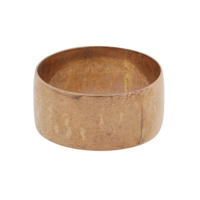 Lot 288 - A band ring