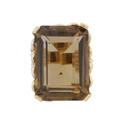Lot 212 - A smoky quartz ring