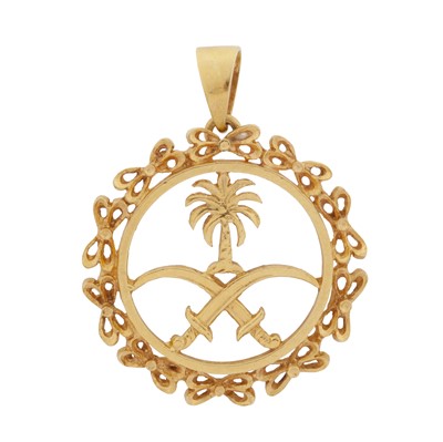 Lot 284 - A round pendant
