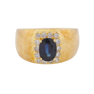 Lot 32 - A sapphire and diamond ring