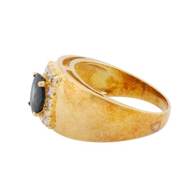Lot 32 - A sapphire and diamond ring