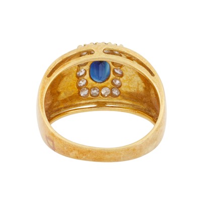 Lot 32 - A sapphire and diamond ring