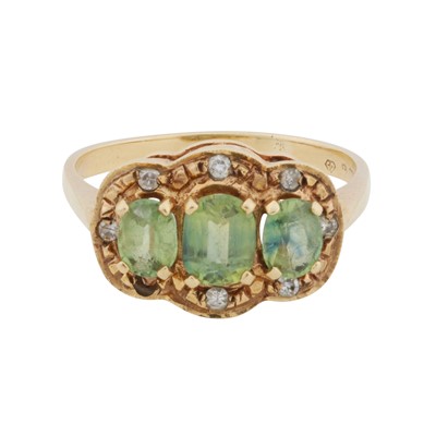 Lot 171 - A peridot and diamond ring
