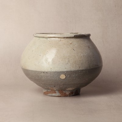 Lot 259 - A Korean Buncheong slip-decorated jar, Joseon dynasty, 15th-16th century
