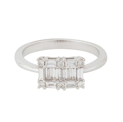 Lot 333 - A diamond dress ring