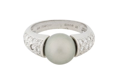 Lot 92 - Boodles l A pearl and diamond ring, circa 1998