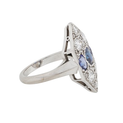 Lot 54 - An hexagonal sapphire and diamond ring