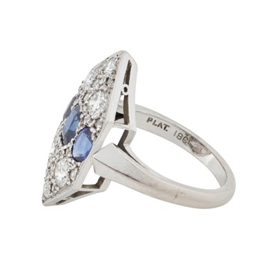 Lot 54 - An hexagonal sapphire and diamond ring