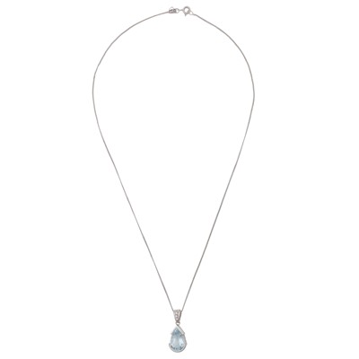 Lot 72 - An aquamarine and diamond pendant necklace