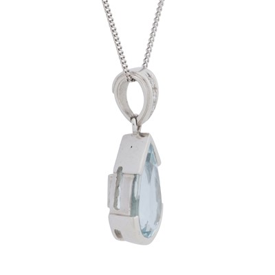 Lot 72 - An aquamarine and diamond pendant necklace