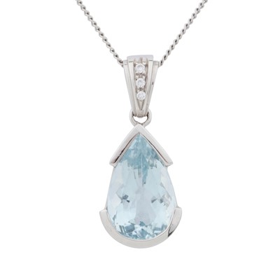 Lot 72 - An aquamarine and diamond pendant necklace