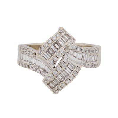 Lot 390 - A diamond crossover ring