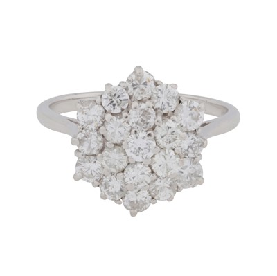 Lot 341 - A diamond cluster ring
