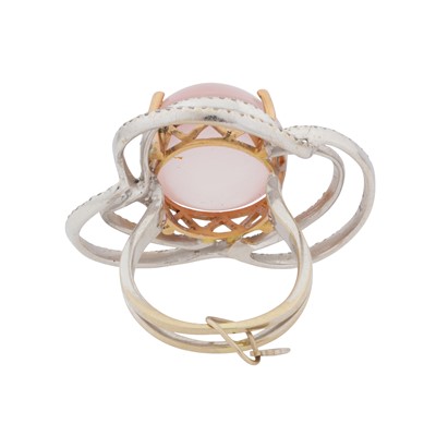 Lot 89 - A quartz and diamond ring
