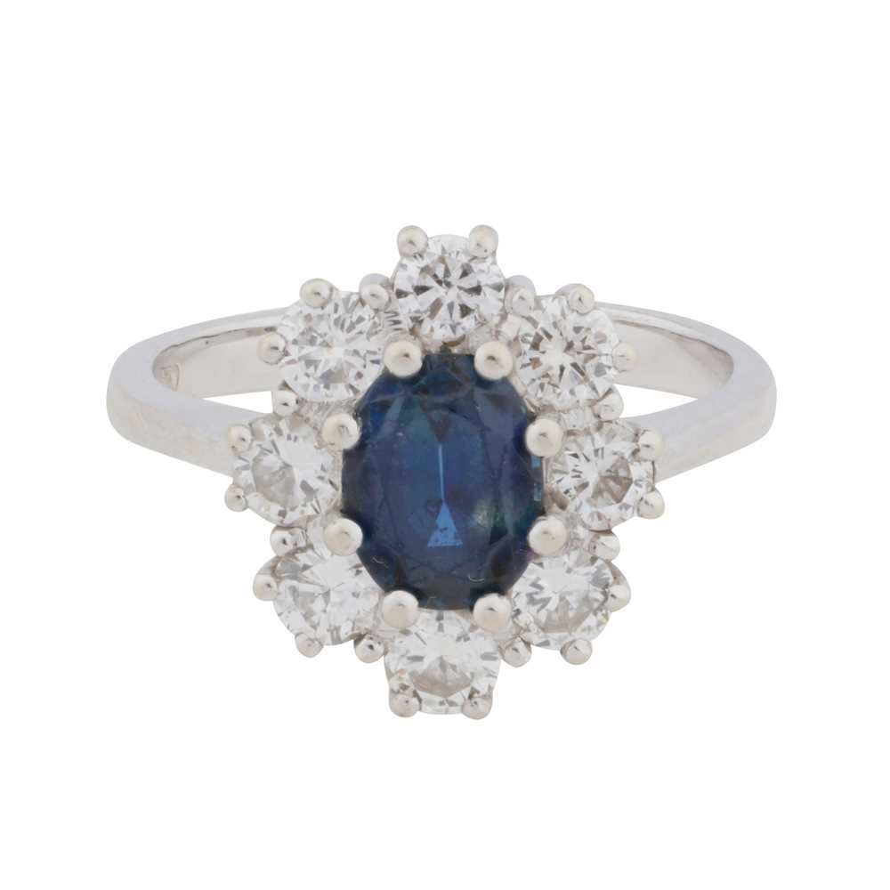 Lot 59 - A sapphire and diamond cluster ring