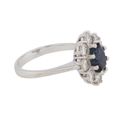 Lot 59 - A sapphire and diamond cluster ring