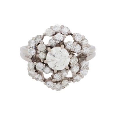 Lot 346 - A diamond cluster ring