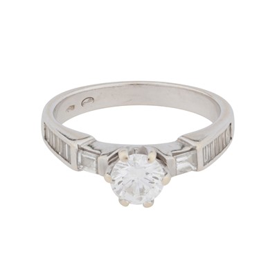 Lot 348 - A diamond ring
