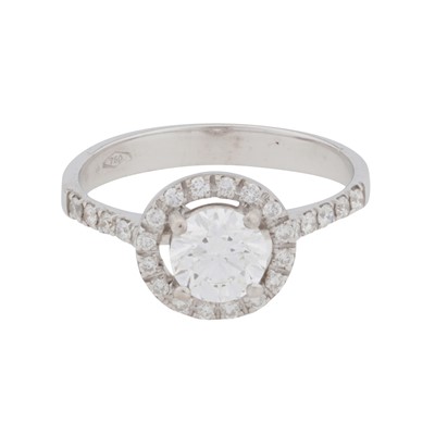 Lot 351 - A diamond halo ring