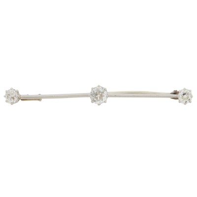 Lot 338 - A diamond bar brooch