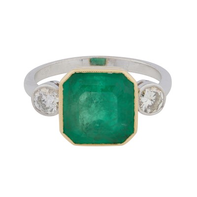Lot 117 - An emerald and diamond ring
