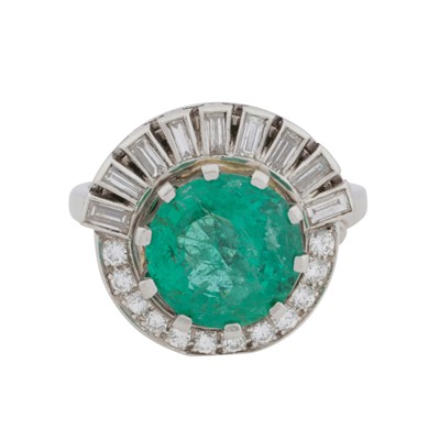 Lot 116 - An emerald and diamond ring