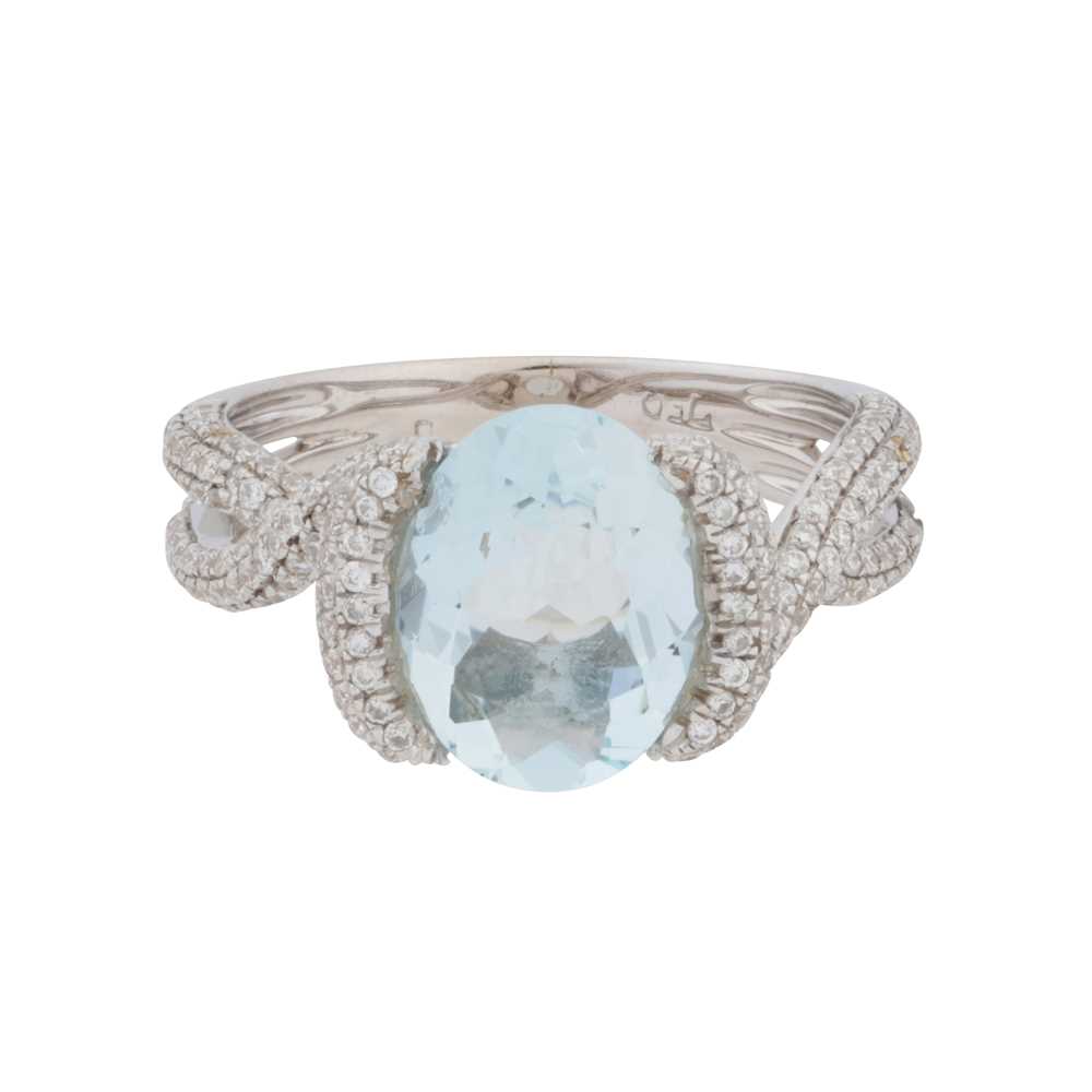 Lot 69 - An aquamarine and diamond ring