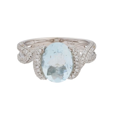 Lot 69 - An aquamarine and diamond ring