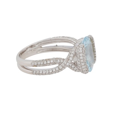 Lot 69 - An aquamarine and diamond ring