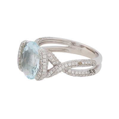 Lot 69 - An aquamarine and diamond ring