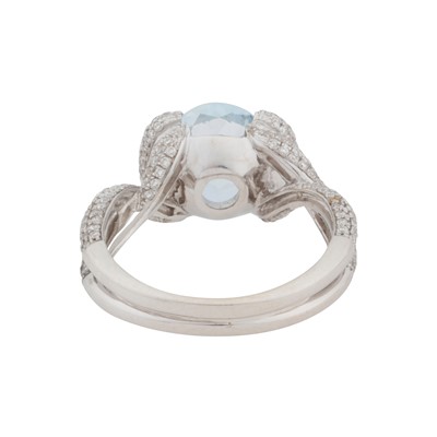 Lot 69 - An aquamarine and diamond ring