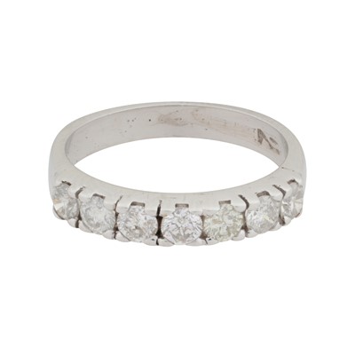 Lot 352 - A seven-stone diamond ring