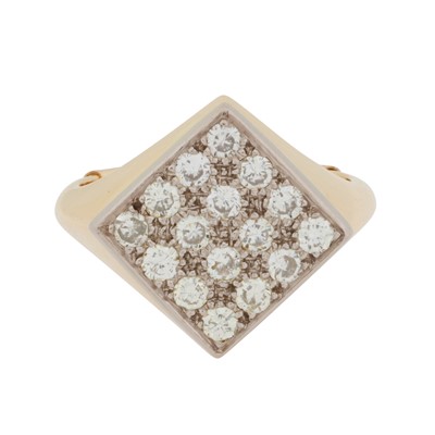 Lot 205 - A diamond dress ring