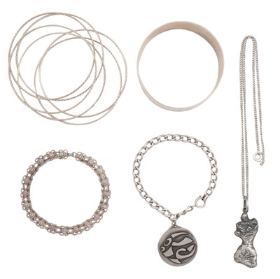 Lot 422 - A group of silver jewellery